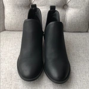 Universal Thread booties